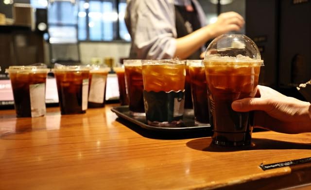 "빨대 줘라·말라, 안 했으면"... 카페 사장님 '오락가락 탈플라스틱' 성토