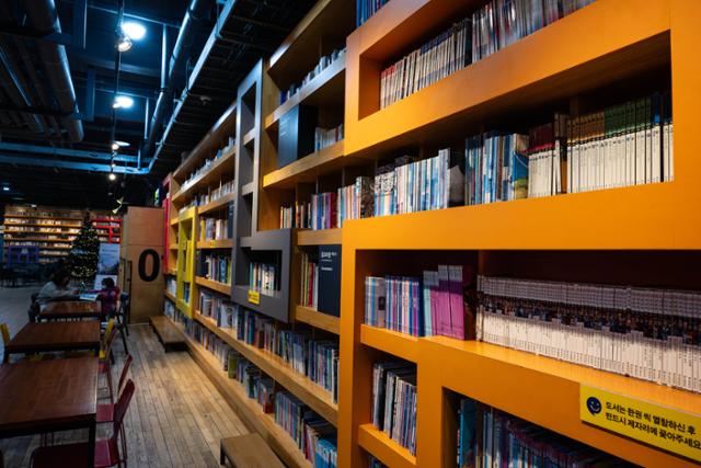 지혜의 숲 2관에 여원미디어, 풀과바람, 북스토리 등 출판사가 기증한 도서가 진열돼 있다.