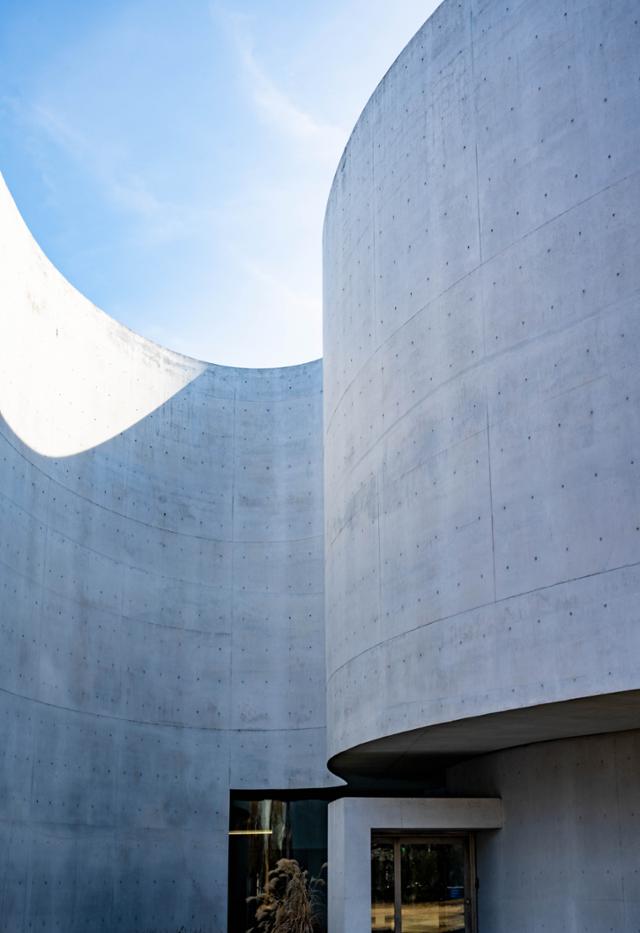백색 곡선 조형이 인상적인 미메시스 아트 뮤지엄.