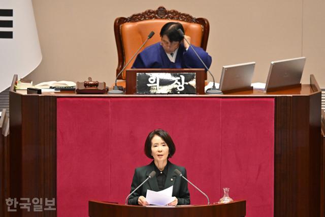 최수진 국민의힘 의원이 23일 국회에서 열린 본회의에서 '허위조작정보 근절법' 개정안에 대한 무제한 토론(필리버스터)을 하고 있다.민경석 기자