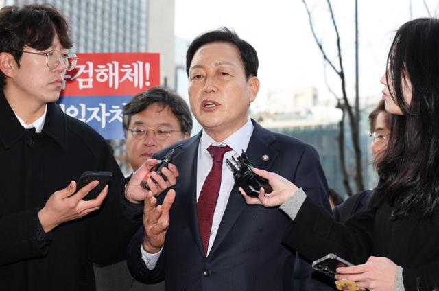 김선교(가운데) 국민의힘 의원이 지난달 26일 서울 종로구 광화문 KT 빌딩에 마련된 김건희 특별검사팀에 피의자 신분으로 출석하면서 취재진 질문에 답하고 있다.뉴스1