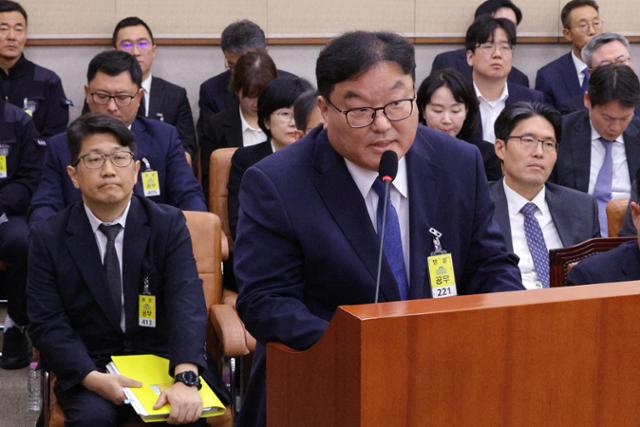 엄희준 광주고검 검사가 10월 23일 서울 여의도 국회 법제사법위원회에서 열린 서울고검·서울중앙지검 등에 대한 국정감사에서 발언하고 있다.왼쪽은 문지석 광주지검 부장검사.뉴스1