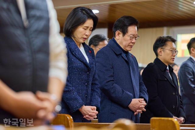 이재명 대통령, 김남준 대변인과 성탄 예배 참석…국힘, 선거 개입 논란