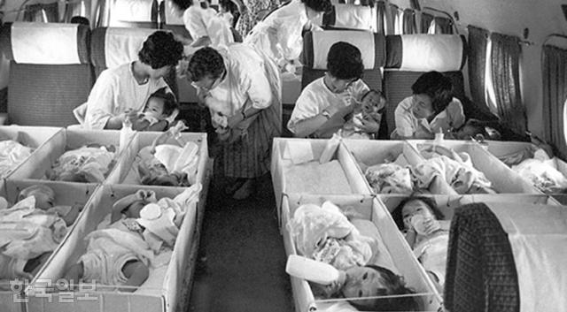 과거 한국에서 해외로 입양보내지던 한국 아기들.국가기록원