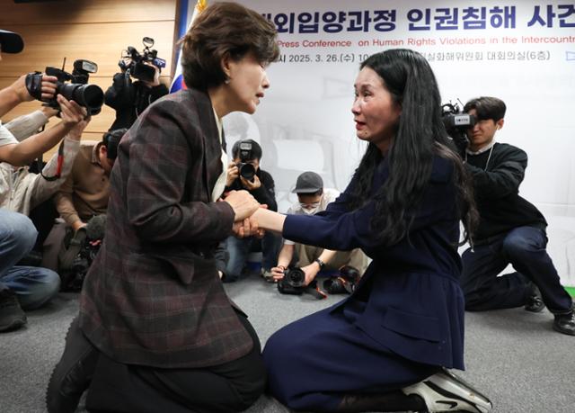 해외입양인 김유리씨가 3월 26일 서울 중구 남산스퀘어빌딩에서 열린 진실화해위원회 해외입양과정 인권침해 사건 진실규명 결정 발표 기자회견에서 박선영 위원장에게 무릎을 꿇고 진실규명을 호소하고 있다.진실화해위는신청인