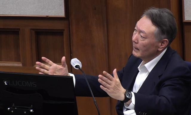 윤석열 전 대통령이 24일 서울 서초구 서울중앙지법에서 열린 내란 우두머리 혐의 속행 공판에 출석해 발언하고 있다.연합뉴스