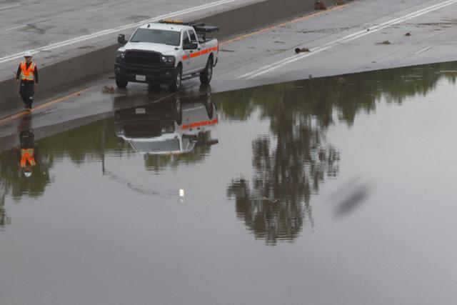 24일 폭풍우로 폐쇄된 미국 5번 주간 고속도로의 캘리포니아주 로스앤젤레스 선밸리 지역 구간 인근에 차량이 세워져 있다.로스앤젤레스=로이터 연합뉴스