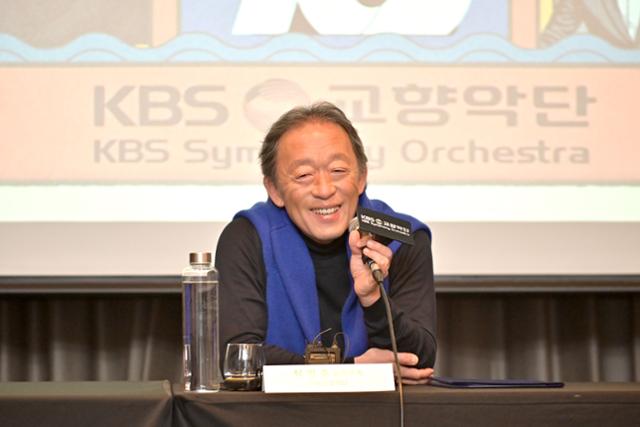 정명훈 신임 KBS교향악단 음악감독이 26일 서울 영등포구 콘래스 서울 호텔에서 열린 기자회견에서 기자의 질문에 답하고 있다.KBS교향악단 제공