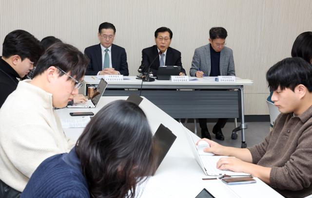 최지영(가운데) 기획재정부 국제경제관리관이 24일 정부세종청사 기재부 기자실에서 국내 투자 및 외환 안정 세제지원 방안에 관해 설명하고 있다.박홍기(왼쪽) 소득법인세정책관과 변광욱 국제조세정책관이 동석했다.연합뉴