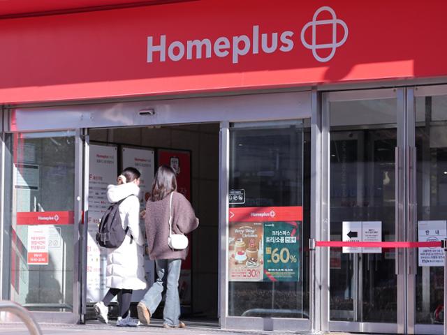 8일 서울의 한 홈플러스 매장 안으로 고객 2명이 들어가고 있다.홈플러스는 최근 유동성 악화에 따른 폐점과 영업 중단으로 경영 한계에 도달했다는 평가가 나온다.뉴스1