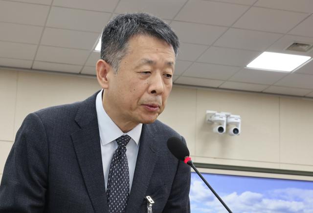 김광일 MBK파트너스 부회장 겸 홈플러스 대표가 10월 30일 서울 국회의사당에서 열린 기후에너지환경노동위원회 국정감사에 출석해 홈플러스 사태에 대한 질의에 답하고 있다.뉴시스