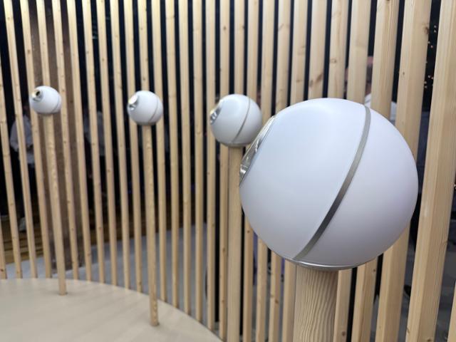 11일 미국 캘리포니아주 샌프란시스코에 위치한 툴스 포 휴머니티(TFH) 본사에 홍채 정보를 입력하는 오브(Orb) 여러 대가 설치돼 있다.실리콘밸리=박지연 특파원