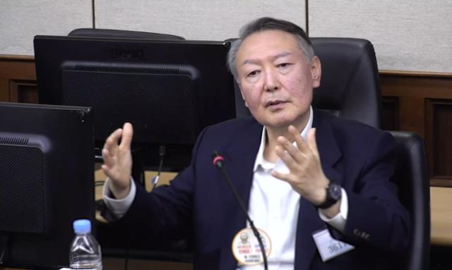 고위공직자범죄수사처 체포영장 집행 방해 및 국무위원 심의권 침해로 재판에 넘겨진 윤석열 전 대통령이 26일 서울 서초구 중앙지방법원에서 열린 1심 결심 공판에서 최후 진술을 하고 있다.서울중앙지법 제공