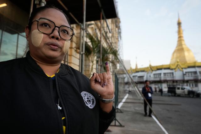 미얀마 총선이 실시된 28일 양곤에서 한 유권자가 투표를 마친 뒤 잉크가 묻은 손가락을 보여주고 있다.양곤=AP 연합뉴스