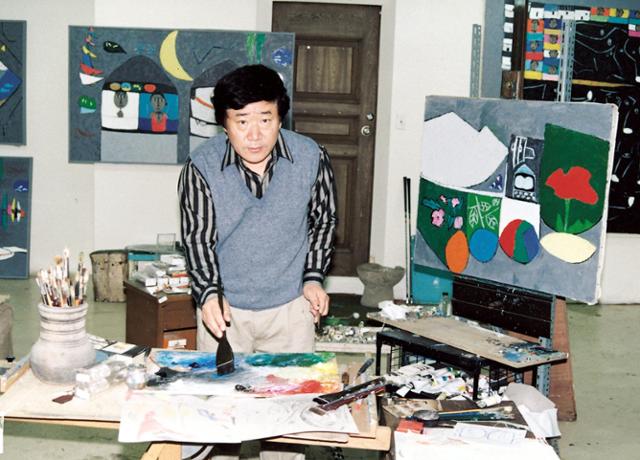 평생의 주제인 고향과 가족을 특유의 단순 화법으로 표현한 서양화가 황영성 조선대 명예교수가 27일 작고했다.한국일보 자료사진