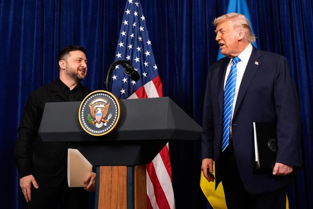 도널드 트럼프(왼쪽) 미국 대통령과 볼로디미르 젤렌스키 우크라이나 대통령이 28일 미국 플로리다주 팜비치의 마러라고 리조트에서 공동 기자회견을 갖고 있다.팜비치=AP 연합뉴스