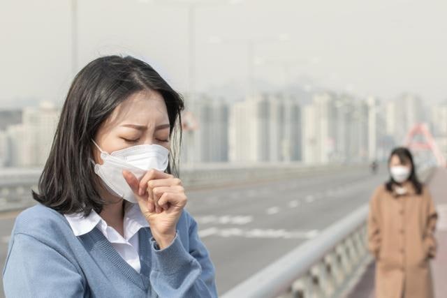 목 아프고 열 나면 다 감기?… 편도염일 수 있으니 병원 가보세요