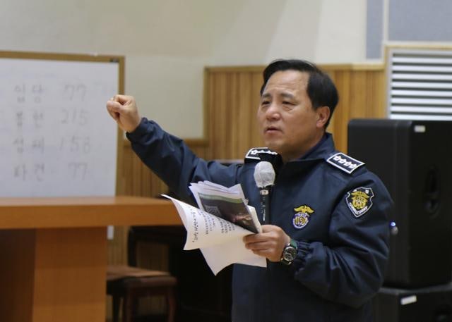 반가울 수 없는 곳에서 끝내 '반가웠다'고 말하는 교도소장