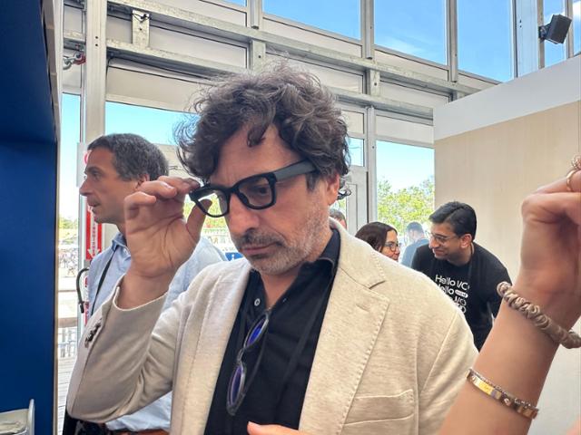 미국 실리콘밸리 구글 본사에 설치된 구글의 스마트 안경 체험 공간에서 구글의 공동 창업자 세르게이 브린이 스마트 안경을 체험하고 있다.실리콘밸리=이서희 기자