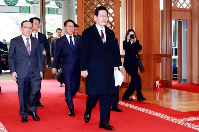 1330일 만에 봉황기 단 청와대… 이 대통령, '통합 넥타이' 매고 첫 출근