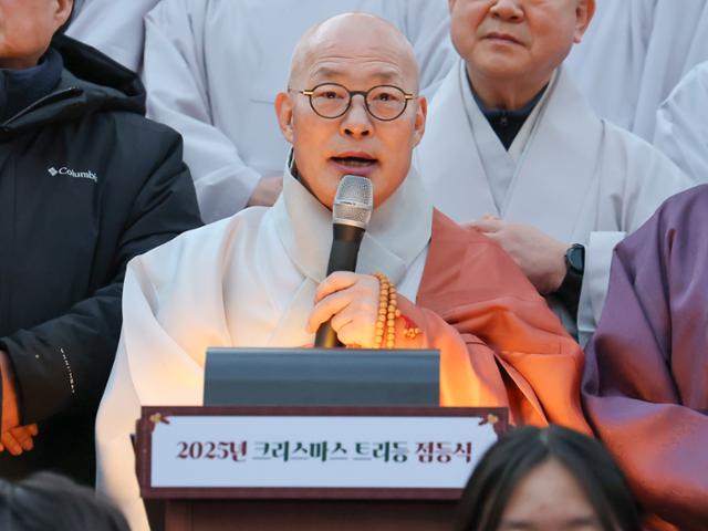대한불교조계종 총무원장 진우 스님이 18일 서울 종로구 조계사 일주문 앞에서 열린 크리스마스트리 점등식에 참석해 축하 메시지를 전하고 있다.대한불교조계종 제공