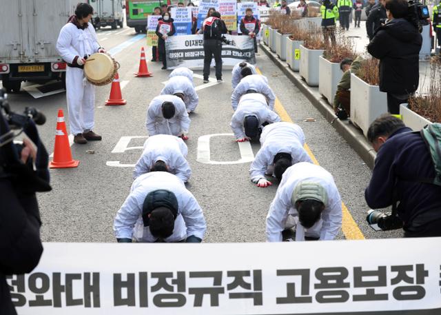 청와대 비정규직 노동자들이 29일 서울 종로구 광화문광장에서 고용 보장을 촉구하며 청와대로 삼보일배하고 있다.뉴시스