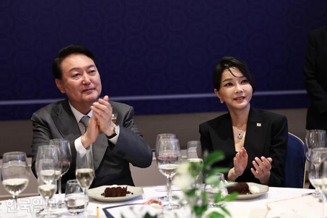 윤석열(왼쪽) 전 대통령과 김건희 여사가 2022년 6월 29일 마드리드 시내 호텔에서 열린 재스페인 동포 초청 만찬간담회에서 박수를 치고 있다.마드리드=서재훈 기자