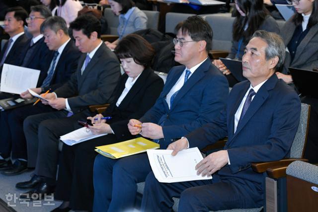 민중기(맨 오른쪽) 특별검사와 특검보들이 29일 서울 종로구 KT광화문빌딩 웨스트에 마련된 특별검사팀 브리핑룸에서 최종 수사 결과 발표 브리핑에 참석해 있다.임지훈 인턴기자