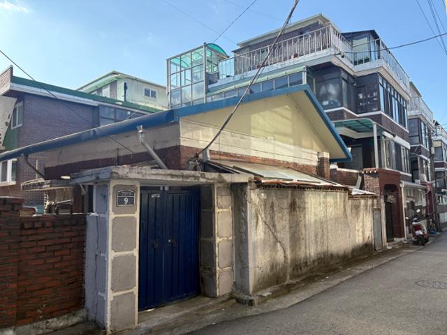 25일 서울 구로구 한 주택가에 있는 A씨 자택이 굳게 닫혀 있다. A씨는 이 집에서 함께 살던 아들과 딸한테 폭행을 당해 숨졌다. 전예현 기자