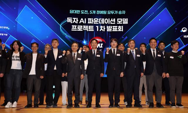 배경훈(앞줄 왼쪽 다섯 번째부터) 부총리 겸 과학기술정보통신부 장관,<a href=