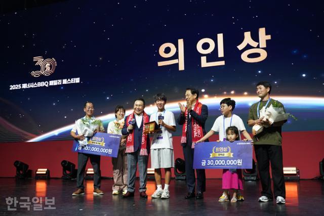 9월 1일 인천 영종도 인스파이어 리조트에서 열린 제너시스BBQ 창립 30주년 행사에서 임지호(왼쪽 네 번째)군이 의인상을 받고 수상 소감을 전하고 있다.영종도=허유정 기자