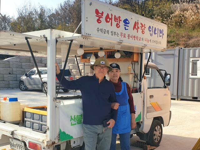 영덕 실버타운에서 대피하던 중 노인 3명이 숨진 차량 폭발 사고에 휘말려 신체·심리적 후유증을 얻은 생존자 김미경(66· 오른쪽)씨와 남편은 아직 임시주택에서 지낸다.김씨는 안과·정형외과·정신과를 번갈아 가며 매주