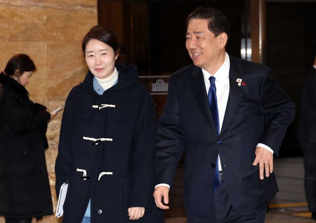 더불어민주당 김병기(오른쪽) 원내대표와 강선우 의원이 24일 서울 여의도 국회에서 열린 제430회국회(임시회) 제2차 본회의를 마치고 밖으로 나오고 있다.뉴시스