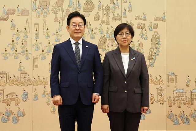 이재명 대통령이 23일 서울 용산 대통령실 청사에서 열린 임명장 및 위촉장 수여식에서 정은경 보건복지부 장관에게 임명장을 수여한 뒤 기념촬영하고 있다.왕태석 선임기자