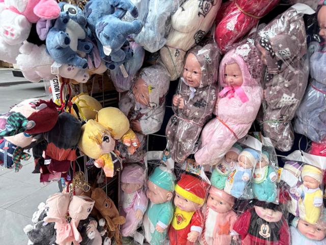 30일 멕시코 멕시코시티의 한 노점상에 중국에서 만든 장난감이 놓여있다.멕시코시티=AFP 연합뉴스