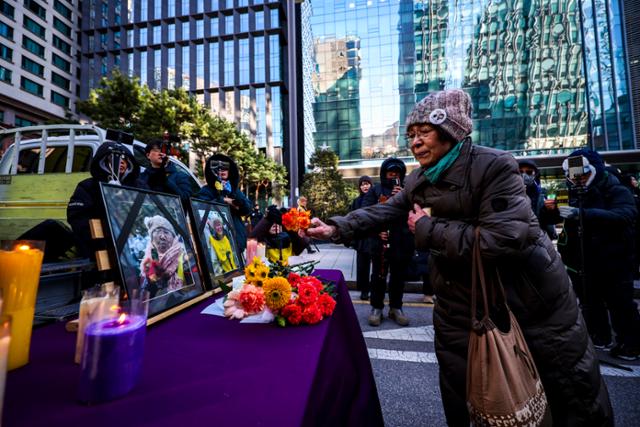 31일 서울 종로구 옛 일본대사관 앞에서 열린 1733차 일본군성노예제 문제해결을 위한 수요시위에서 참석자들이 올 해 돌아가신 길원옥 할머니와 이옥선 할머니 사진에 헌화하고 있다.