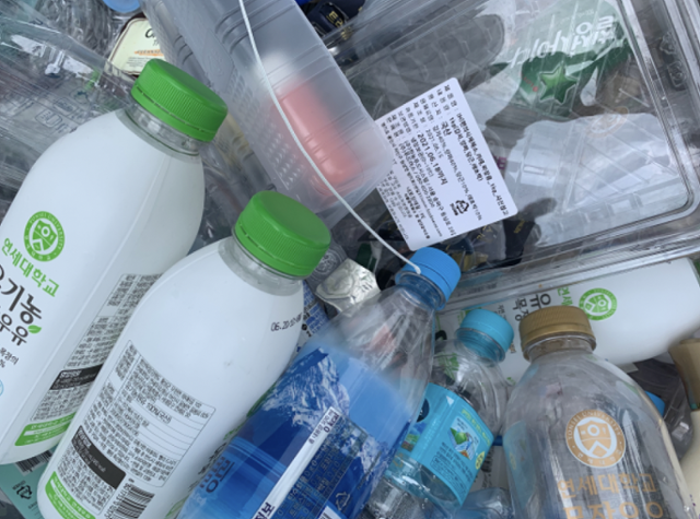한 아파트 단지 재활용처리장의 플라스틱 수거함에 라벨이 그대로 붙은 투명 페트병이 다른 플라스틱 쓰레기와 섞여 있다.한국일보 자료사진