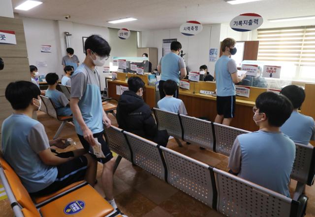 2023년 2월 1일 서울 영등포구 서울지방병무청 제1병역판정검사장에서 입영대상자들이 신체검사를 받고 있다.뉴스1