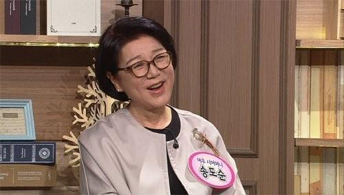 인기 성우 겸 방송인 송도순씨가 지난달 31일 지병으로 별세했다고 유족이 1일 밝혔다. 사진은 TV 예능 프로그램에 출연한 생전 고인의 모습. 한국일보 자료사진