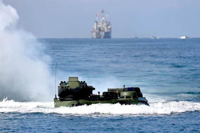 대만군 수륙양용 장갑차가 2022년 2월 28일 대만 핑둥현 인근 해상에서 중국과의 무력 충돌을 가정해 상륙 훈련을 하고 있다.핑둥=로이터 연합뉴스