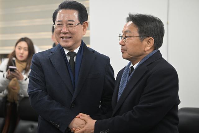 강기정(오른쪽) 광주시장과 김영록 전남지사가 2일 광주 국립5·18민주묘지에서 시도통합 선언문에 서명한 뒤 서로 악수하고 있다.광주=뉴시스