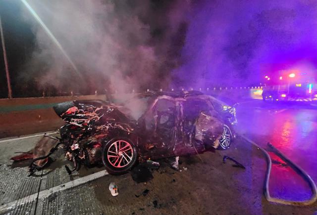 4일 오전 1시 23분쯤 전북 고창군 서해안고속도로 상행선 고창나들목 인근에서 난 교통사고로 차량이 제 모습을 알아볼 수 없을 정도로 파손돼 있다.전북소방본부 제공