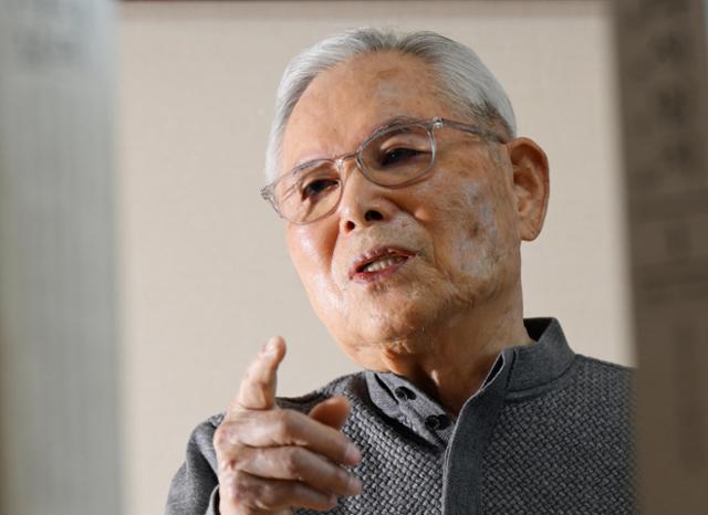 정양모 신부가 지난해 12월 22일 경기 용인시에서 본보와 인터뷰를 하고 있다.왕태석 선임기자