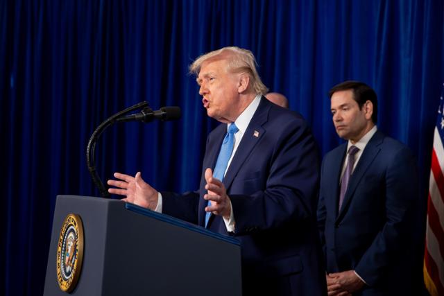 도널드 트럼프 미국 대통령이 3일 플로리다주 팜비치의 마러라고 자택에서 베네수엘라 내 군사작전에 대한 기자회견을 가지고 있다. 팜비치=EPA 연합뉴스