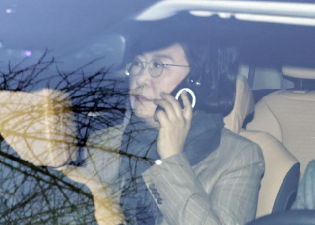 갑질·폭언 등 직장 내 괴롭힘 의혹이 제기된 이혜훈 초대 기획예산처 장관 후보자가 2일 서울 중구 예금보험공사에 마련된 인사청문회 준비 사무실로 출근하며 차량에서 누군가와 전화 통화를 하고 있다.뉴스1
