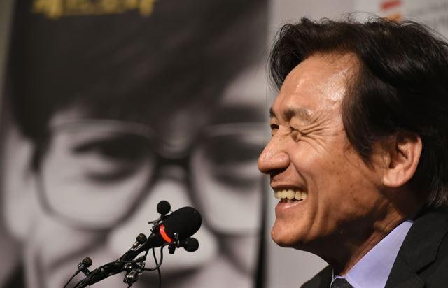 배우 외길로 70년 한국영화 역사 썼다… '국민배우' 안성기 별세