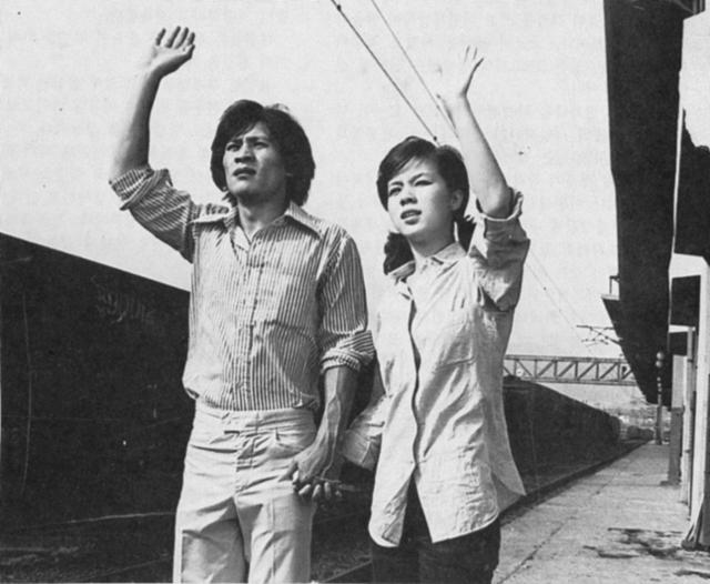 이장호 감독 영화 '바람불어 좋은 날'(1980)에서 배우 임예진과 연기하고 있는 안성기. 9년간 배우 경력 공백기를 갖고 20대 중반에 복귀한 안성기는 이 작품에서 시골에서 상경한 청년 노동자 덕배를 열연하며 대종