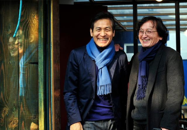 2012년 1월 영화 '부러진 화살' 개봉을 앞두고 정지영(오른쪽) 감독과 함께 한국일보와 인터뷰하고 있는 안성기. 안성기가 '남부군'(1990), '하얀 전쟁'(1992)에 이어 세 번째로 출연한 정 감독 작품으로