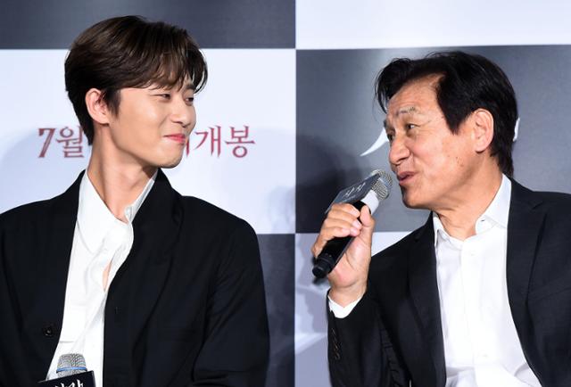 2019년 개봉한 영화 '사자'(감독 김주환)에 출연한 안성기가 그해 6월 열린 제작보고회에서 배우 박서준을 바라보며 발언하고 있다. 미스터리 액션물인 이 작품에서 바티칸에서 파견된 구마 사제를 연기한 안성기는 라틴