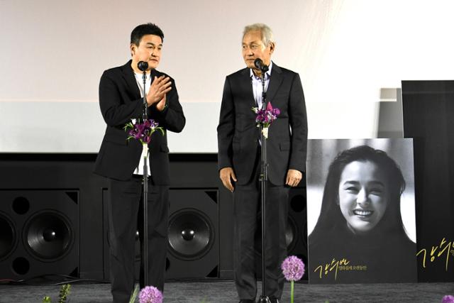 2023년 5월 17일 서울 성동구 메가박스 성수점에서 열린 배우 강수연 1주기 추모식에서 안성기가 배우 박중훈과 개막 인사말을 하고 있다. 혈액암 투병 중에도 강수연 추모사업 추진위원회 공동위원장을 맡은 안성기는 